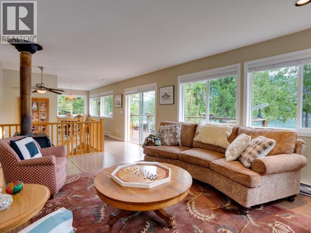 10826 Mariners Way, Powell River, BC - Indoor Photo Showing Living Room