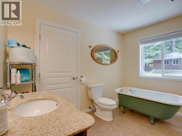10826 Mariners Way, Powell River, BC - Indoor Photo Showing Bathroom