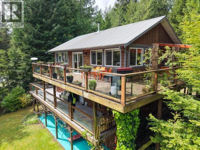 10826 Mariners Way, Powell River, BC - Outdoor With Deck Patio Veranda