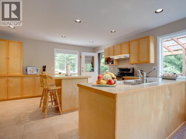 10826 Mariners Way, Powell River, BC - Indoor Photo Showing Kitchen With Double Sink