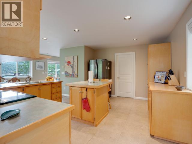 10826 Mariners Way, Powell River, BC - Indoor Photo Showing Kitchen