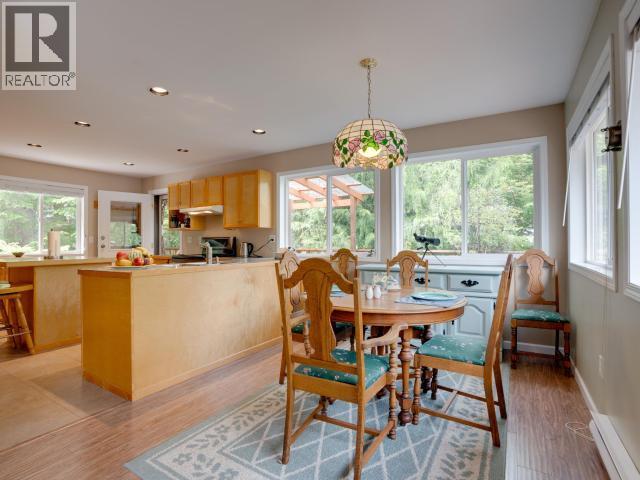 10826 Mariners Way, Powell River, BC - Indoor Photo Showing Dining Room