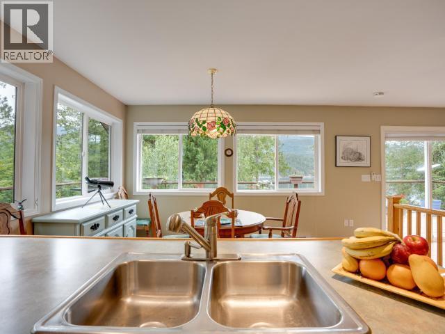 10826 Mariners Way, Powell River, BC - Indoor Photo Showing Kitchen With Double Sink