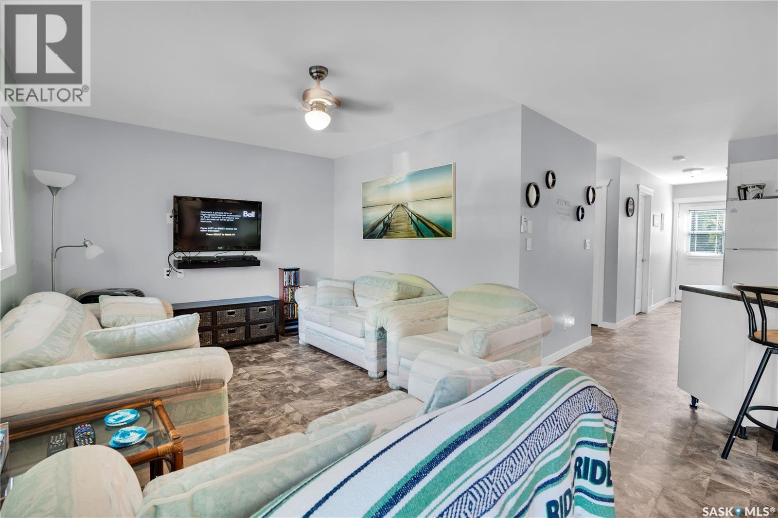 607 Brighton Street, Saskatchewan Beach, SK - Indoor Photo Showing Living Room