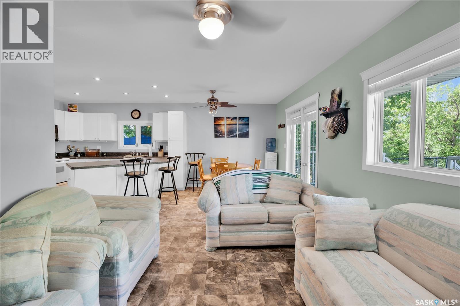 607 Brighton Street, Saskatchewan Beach, SK - Indoor Photo Showing Living Room