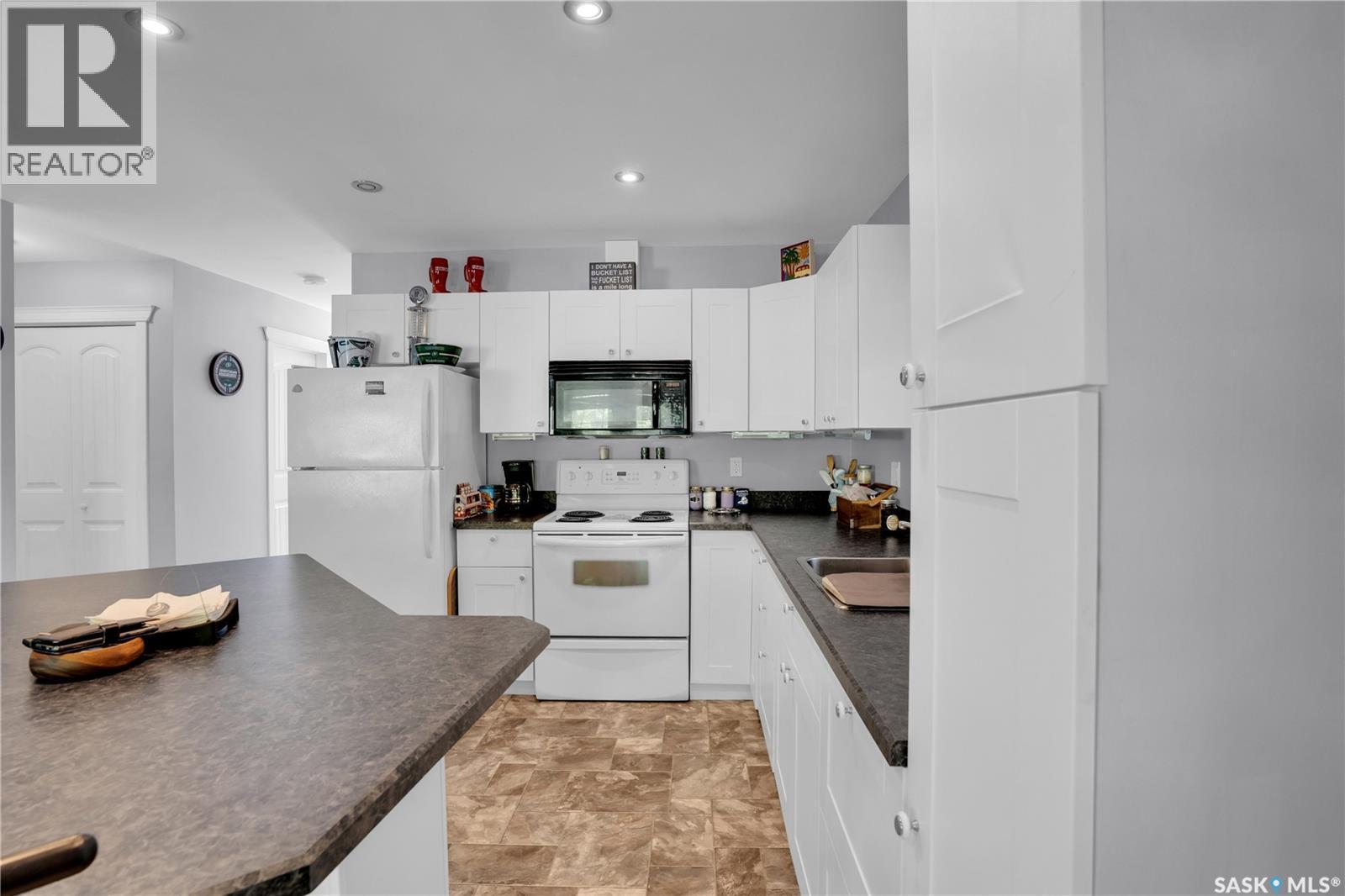 607 Brighton Street, Saskatchewan Beach, SK - Indoor Photo Showing Kitchen