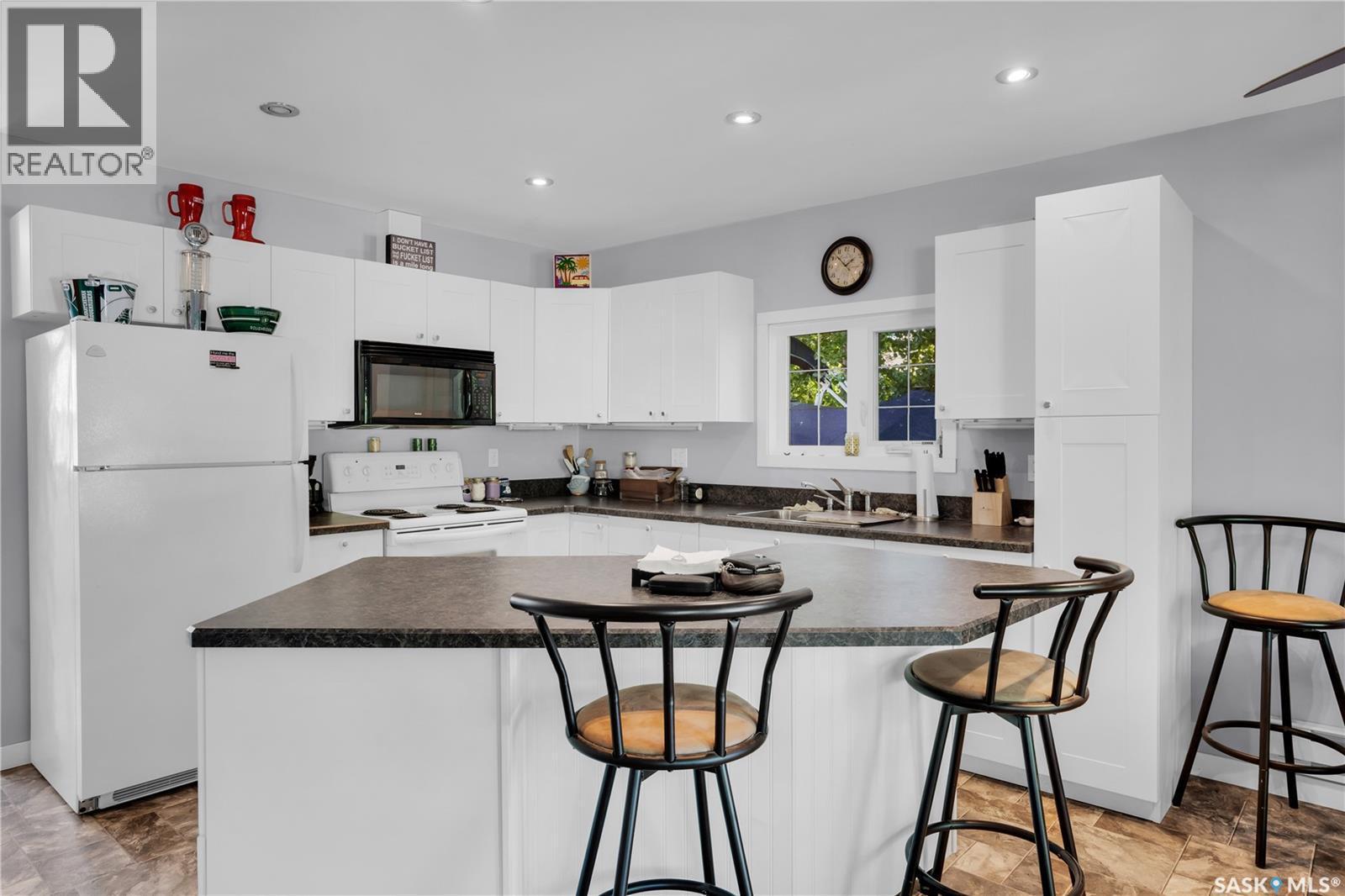 607 Brighton Street, Saskatchewan Beach, SK - Indoor Photo Showing Kitchen