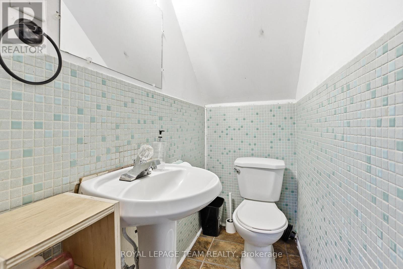 910 Pinecrest Road, Ottawa, ON - Indoor Photo Showing Bathroom