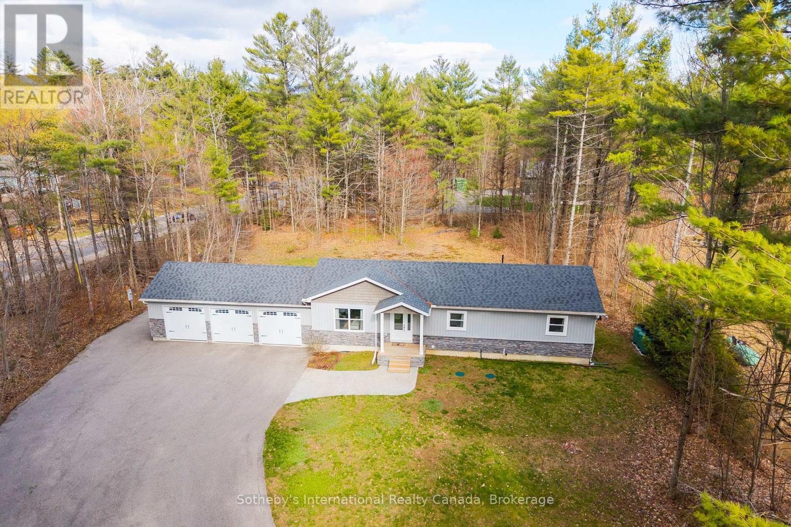 1021 Tower Crescent, Gravenhurst (Morrison), ON - Outdoor With Facade