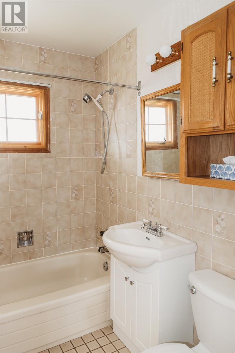 32 Brochen Street, Gander, NL - Indoor Photo Showing Bathroom