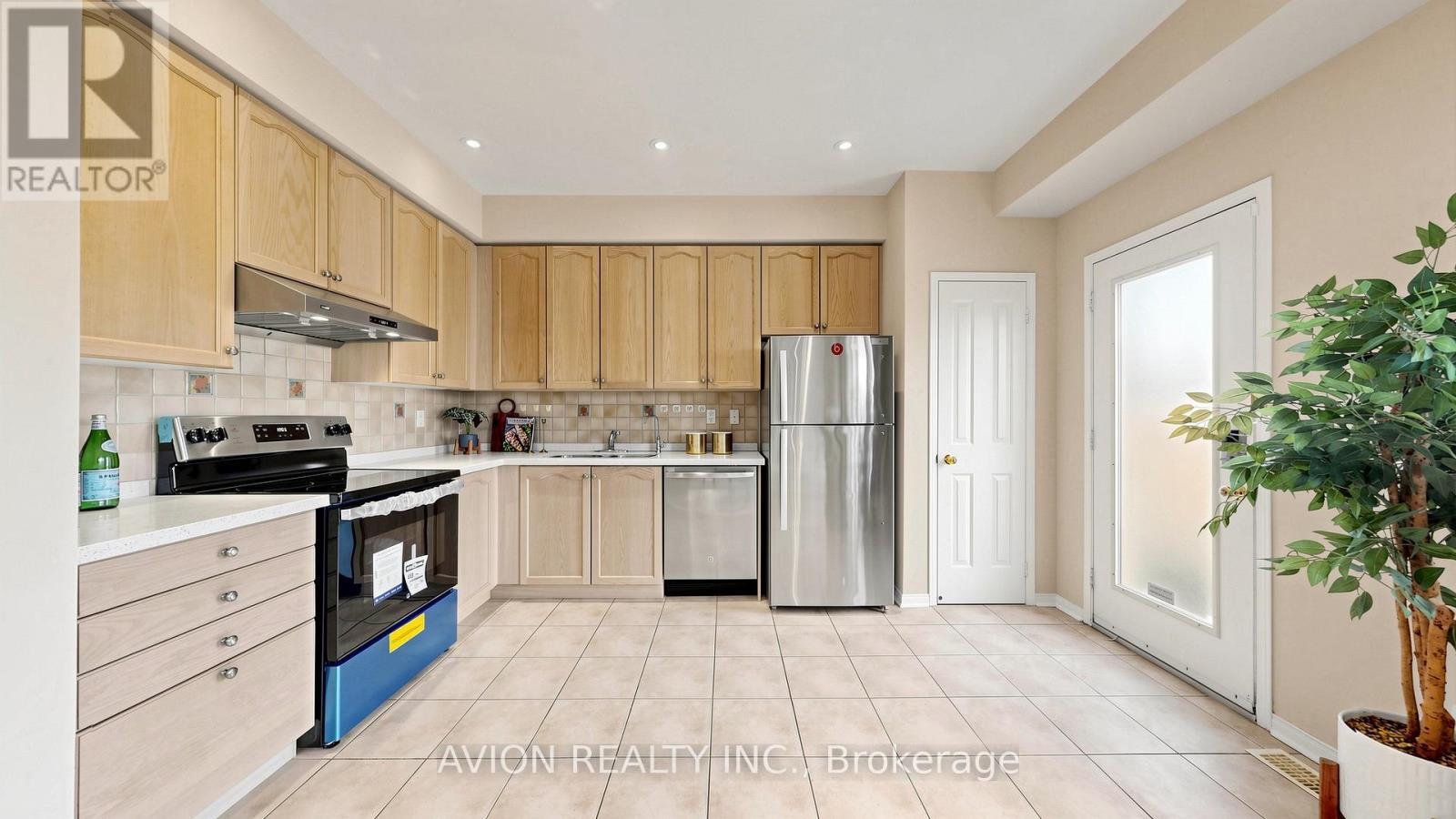 55 Madison Heights Boulevard, Markham, ON - Indoor Photo Showing Kitchen