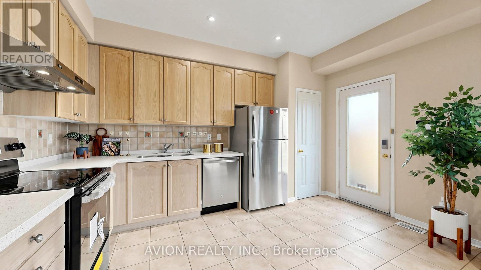 55 Madison Heights Boulevard, Markham, ON - Indoor Photo Showing Kitchen With Stainless Steel Kitchen With Double Sink
