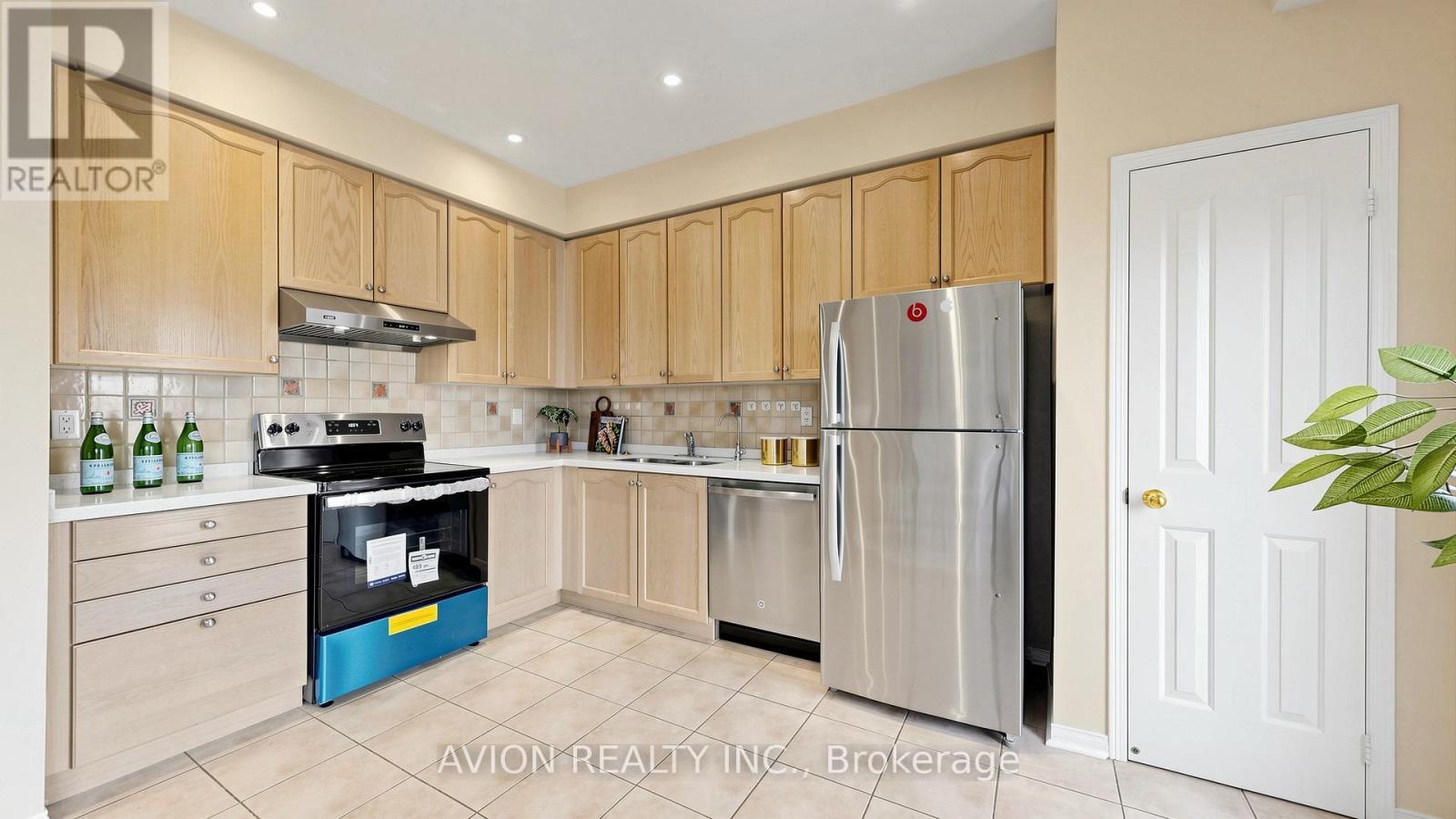 55 Madison Heights Boulevard, Markham, ON - Indoor Photo Showing Kitchen With Stainless Steel Kitchen