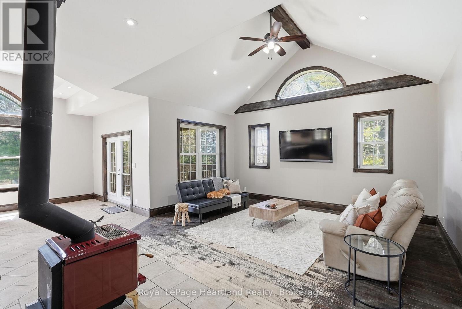 5106 5Th Line, Minto, ON - Indoor Photo Showing Living Room