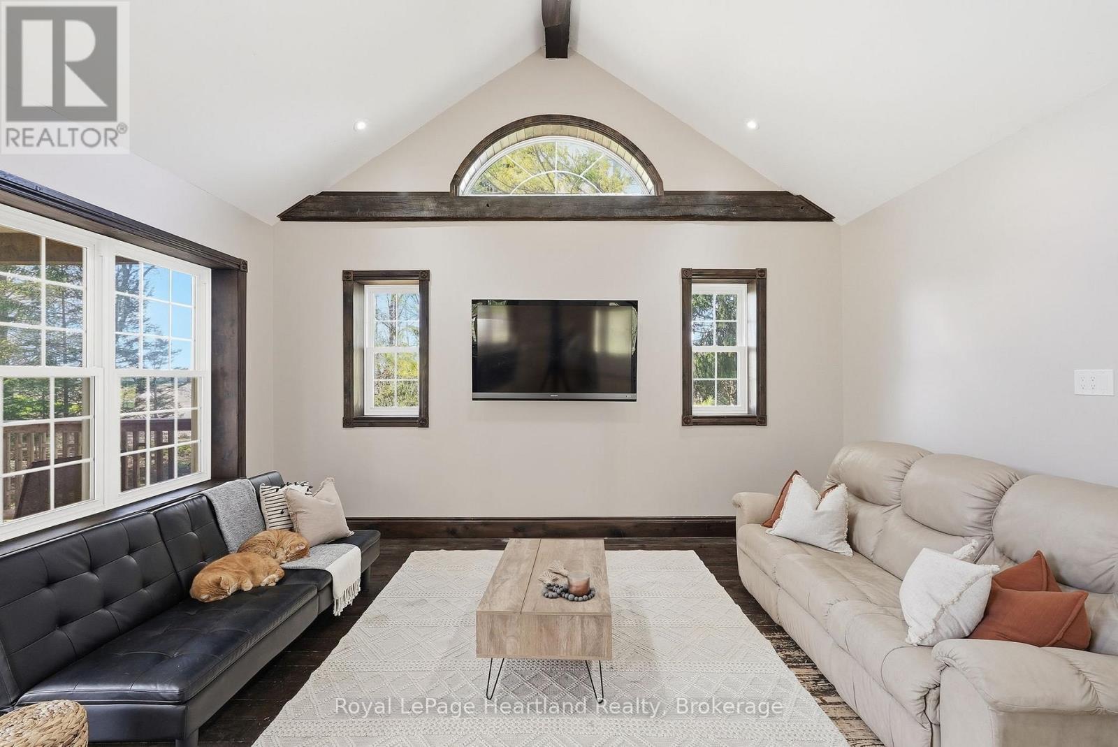 5106 5Th Line, Minto, ON - Indoor Photo Showing Living Room