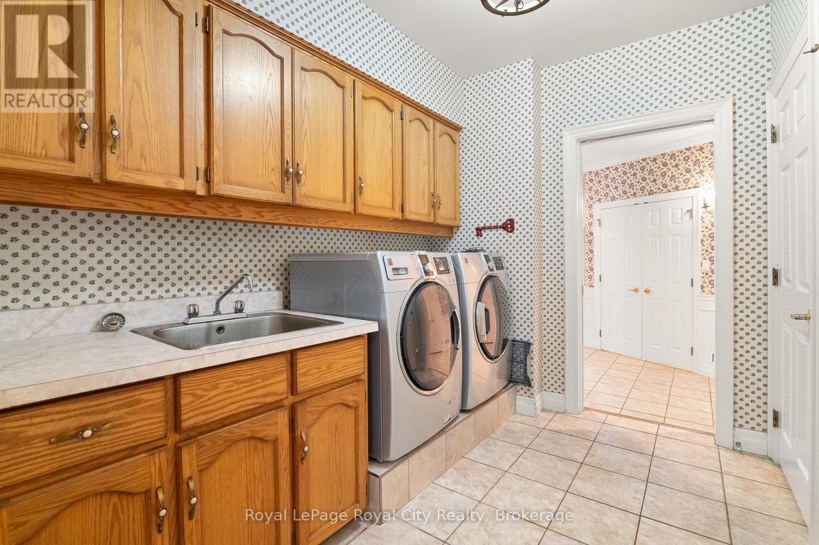 Mainfloor Laundry - 4646 Sideroad 20 N, Puslinch, ON