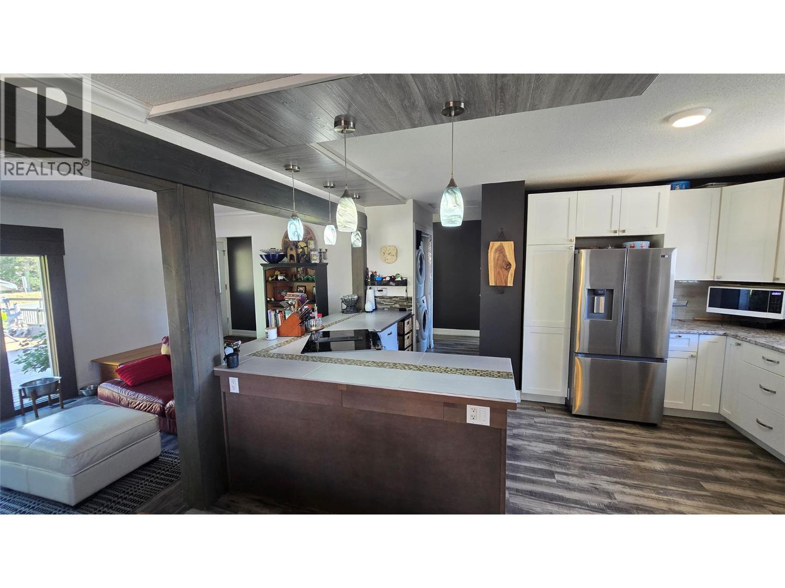 1151 Schubert Drive, Kamloops, BC - Indoor Photo Showing Kitchen