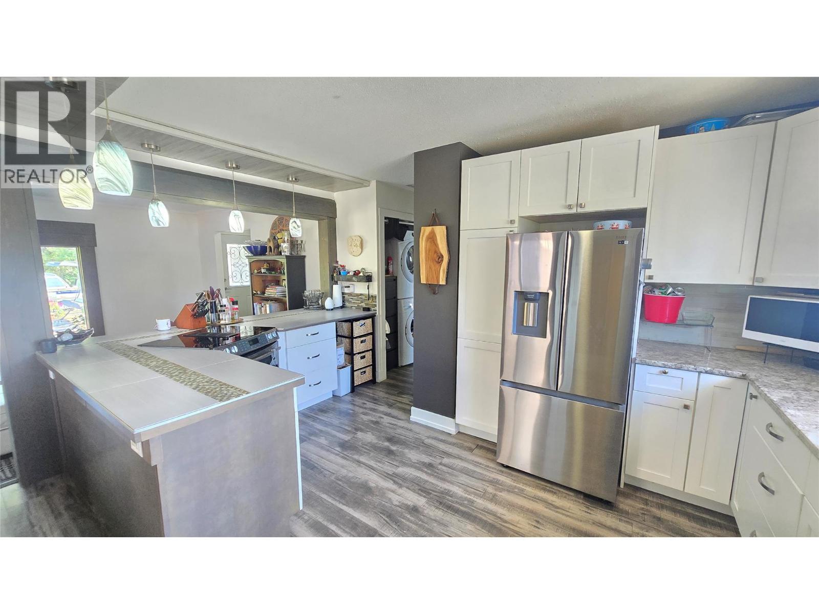 1151 Schubert Drive, Kamloops, BC - Indoor Photo Showing Kitchen