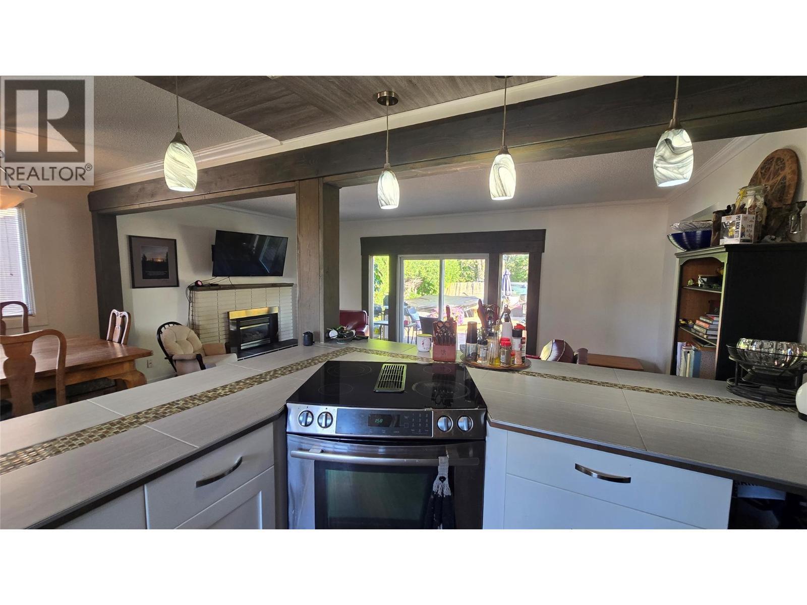 1151 Schubert Drive, Kamloops, BC - Indoor Photo Showing Kitchen
