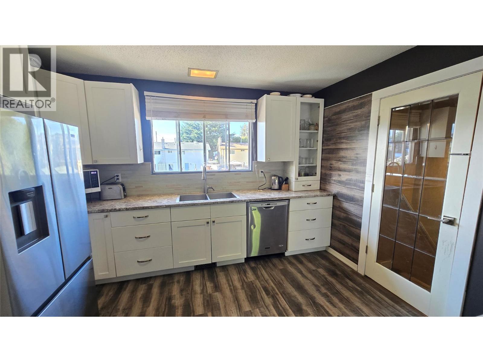 1151 Schubert Drive, Kamloops, BC - Indoor Photo Showing Kitchen With Double Sink