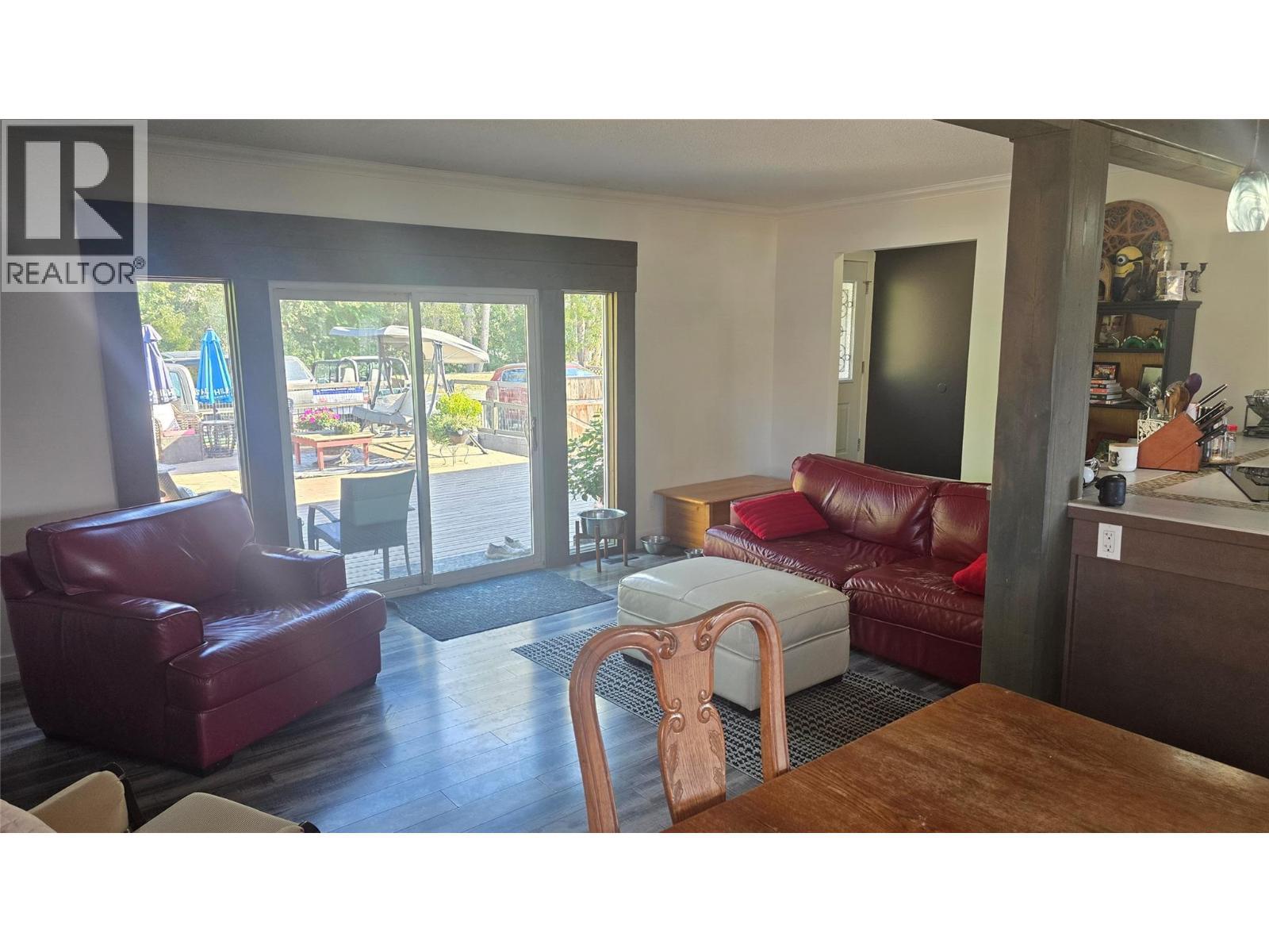 1151 Schubert Drive, Kamloops, BC - Indoor Photo Showing Living Room