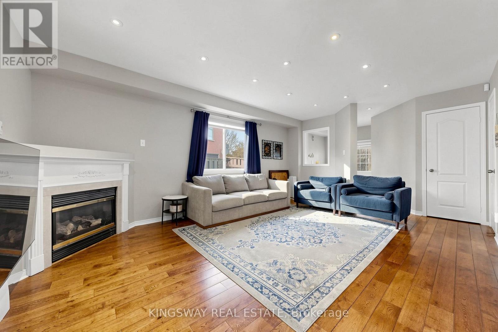 5642 Annabelle Avenue, Mississauga, ON - Indoor Photo Showing Living Room With Fireplace
