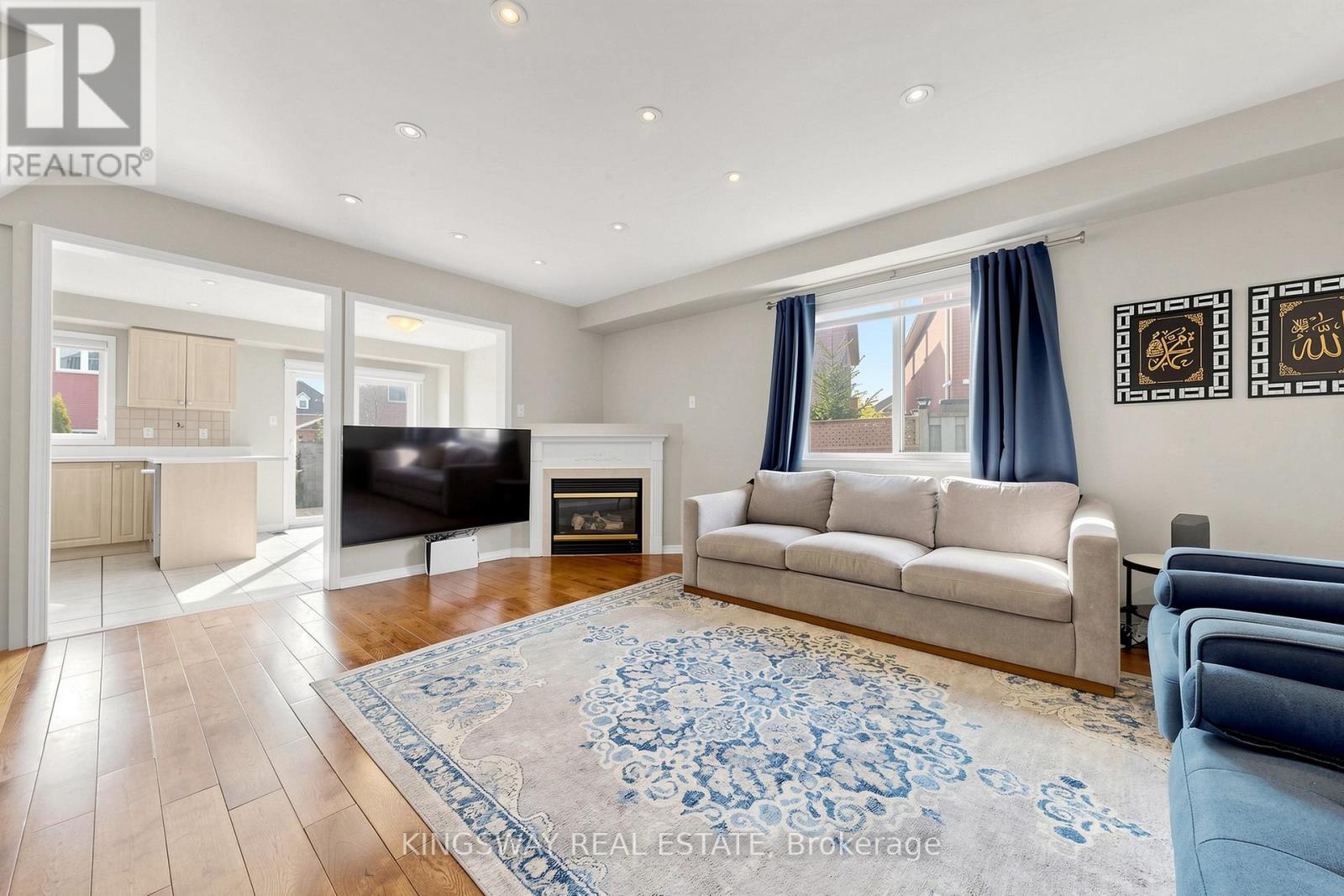 5642 Annabelle Avenue, Mississauga, ON - Indoor Photo Showing Living Room With Fireplace