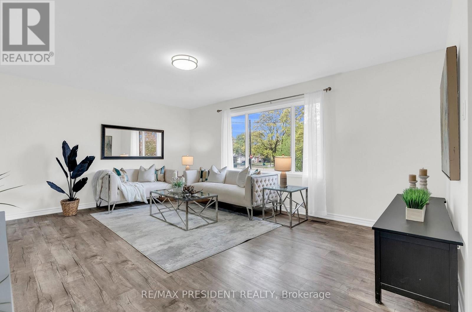 57 High Street, Waterloo, ON - Indoor Photo Showing Living Room