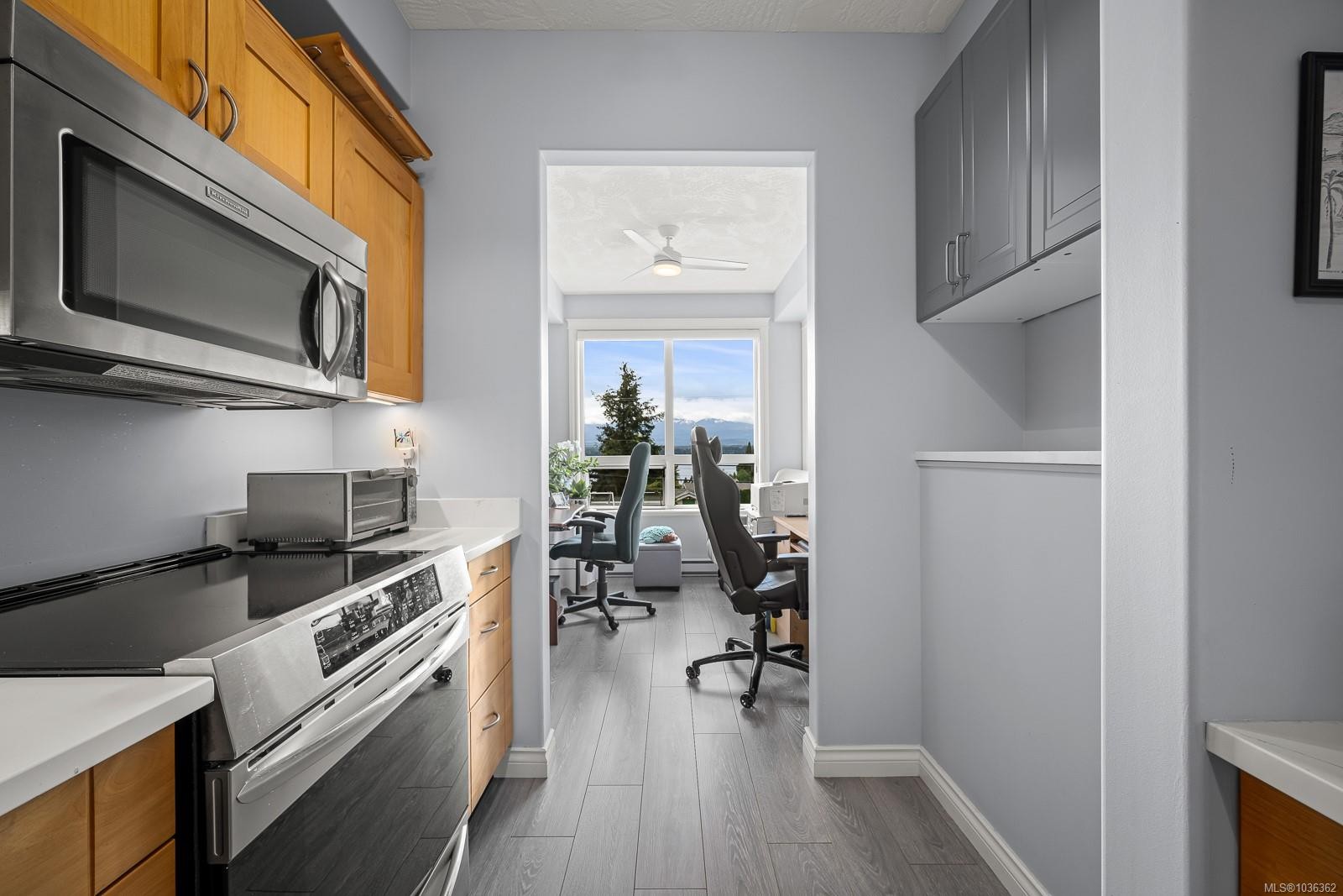 #303-1912 Comox Ave, Comox, BC - Indoor Photo Showing Kitchen