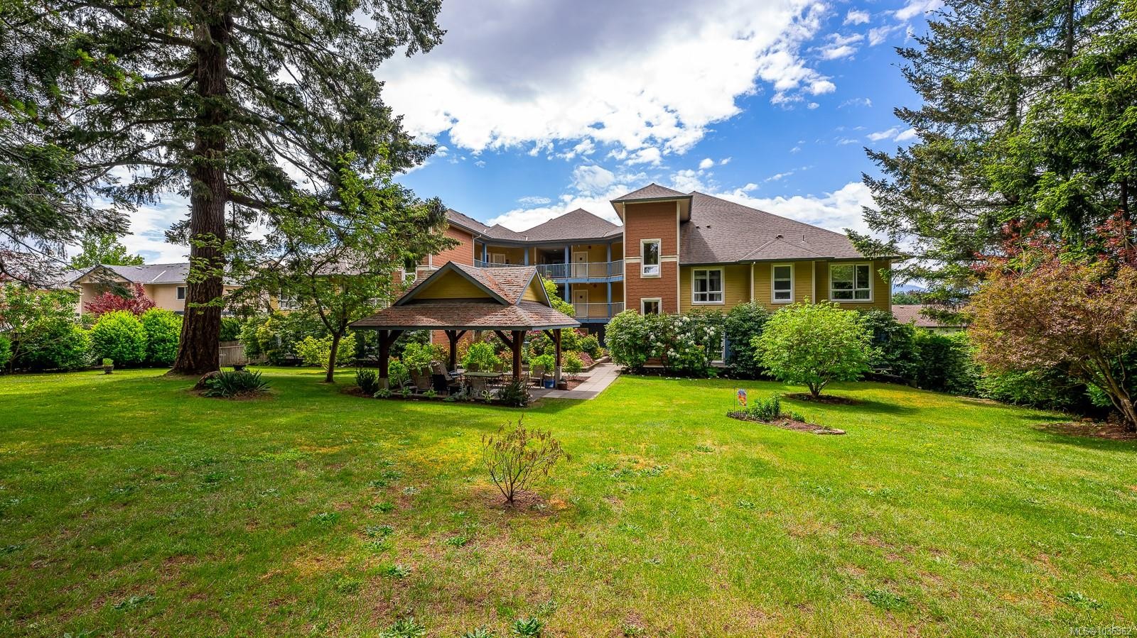 #303-1912 Comox Ave, Comox, BC - Outdoor