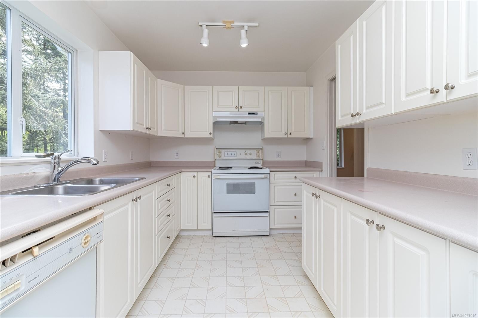 609 Taurus Dr, Metchosin, BC