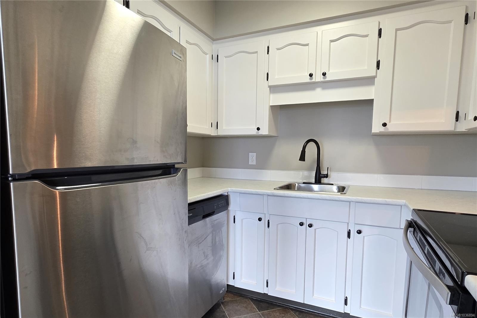 #305-907 Cedar St, Campbell River, BC - Indoor Photo Showing Kitchen