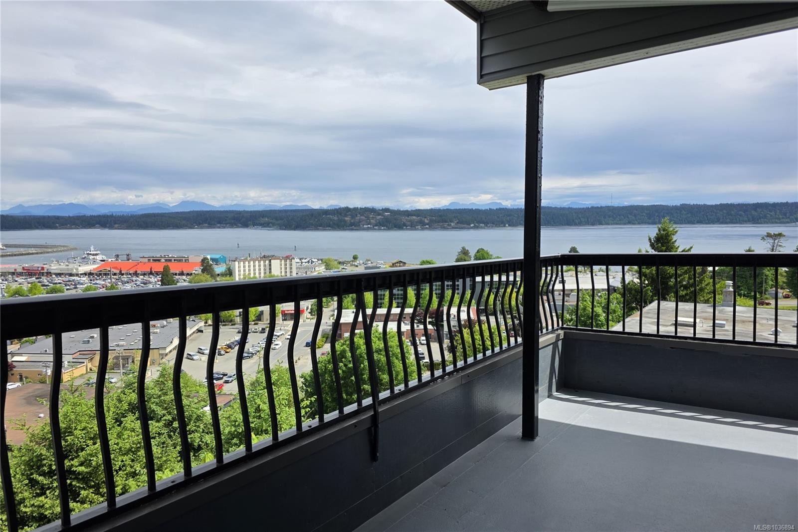 #305-907 Cedar St, Campbell River, BC - Outdoor With Body Of Water With View