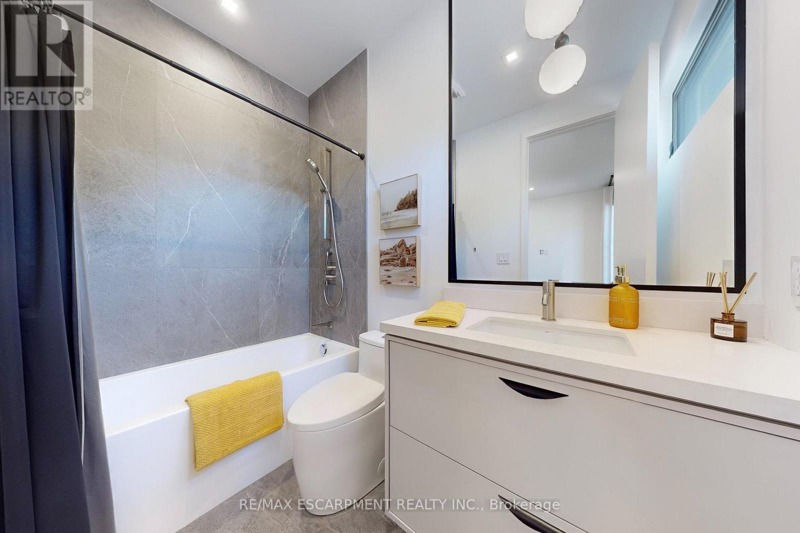977 Gorton Avenue, Burlington, ON - Indoor Photo Showing Bathroom