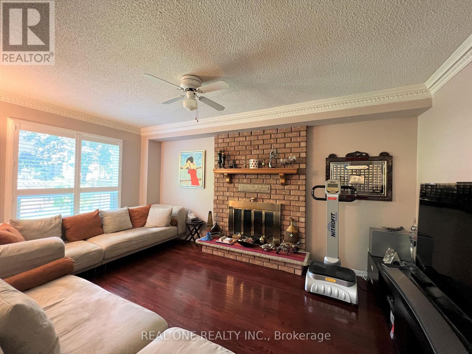 6403 Osprey Boulevard, Mississauga, ON - Indoor Photo Showing Living Room With Fireplace