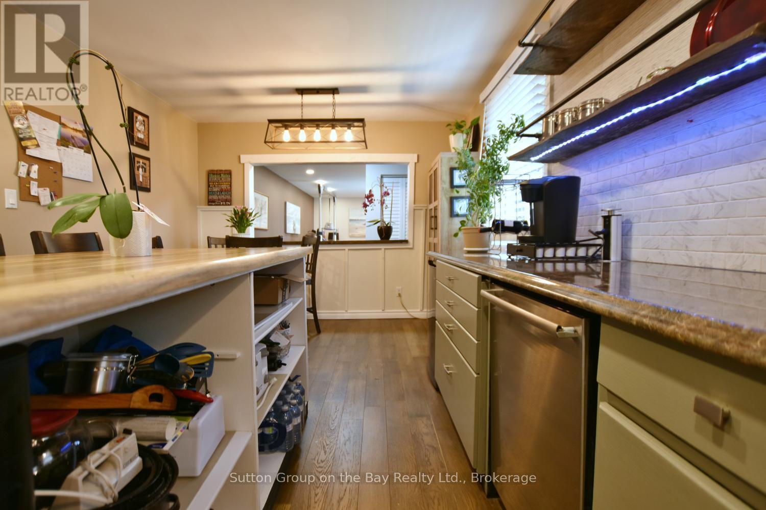 Center Island - 238 Mccrea Drive, Clearview (Stayner), ON - Indoor