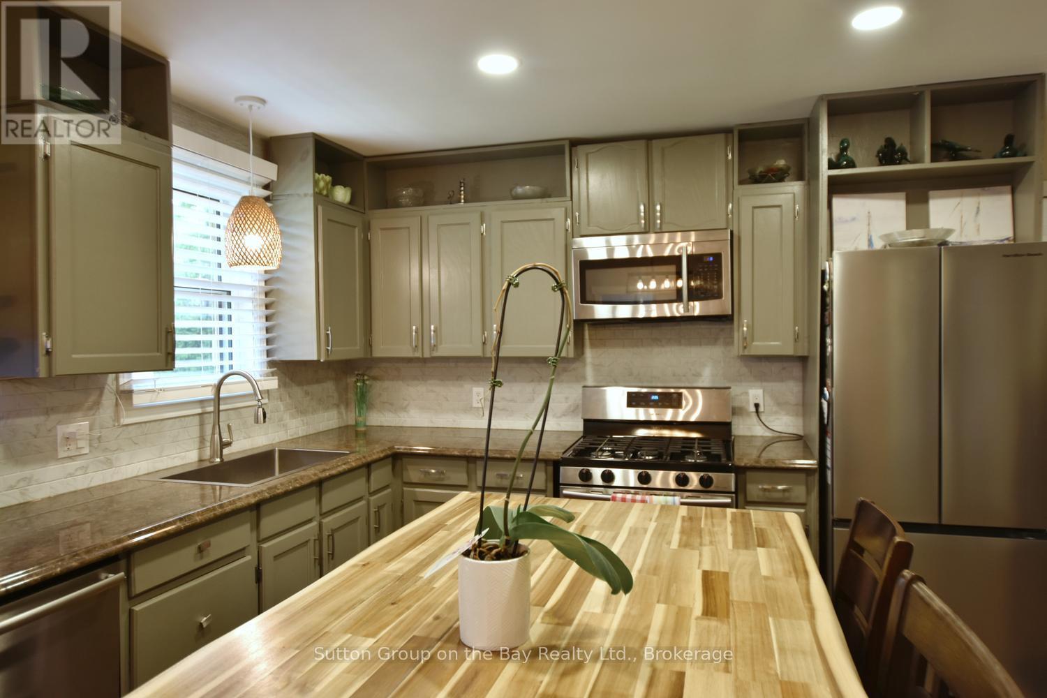 Built In microwave - 238 Mccrea Drive, Clearview (Stayner), ON - Indoor Photo Showing Kitchen With Upgraded Kitchen