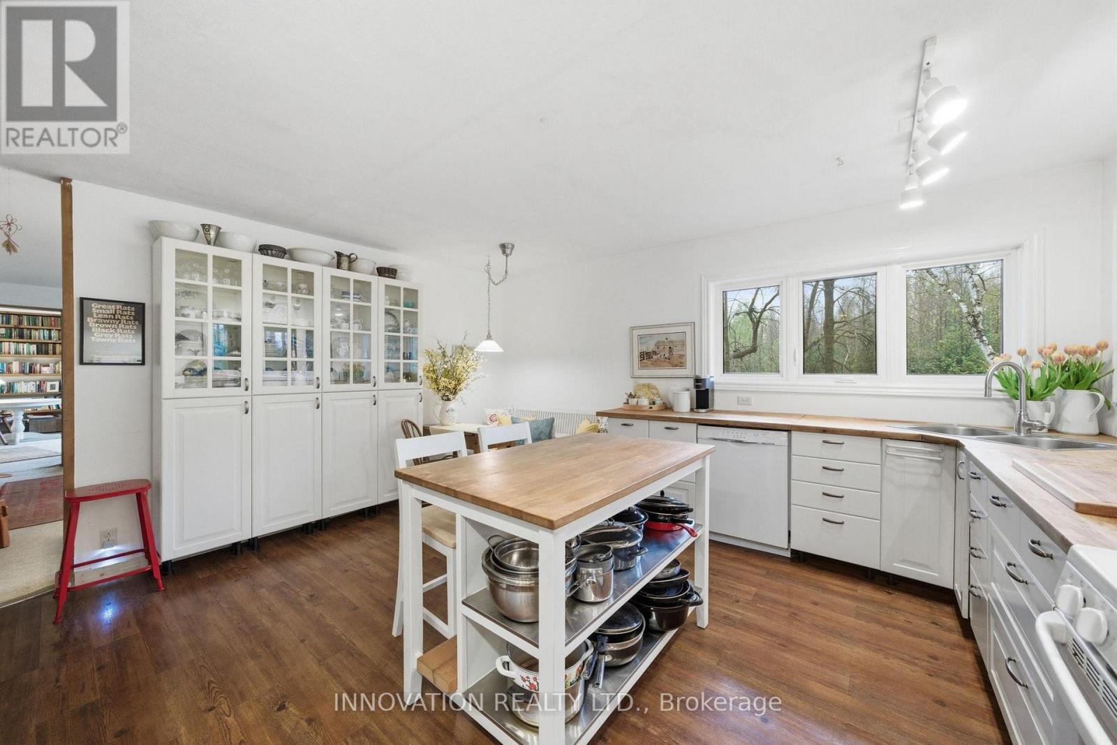 6922 Flewellyn Road, Ottawa, ON - Indoor Photo Showing Kitchen