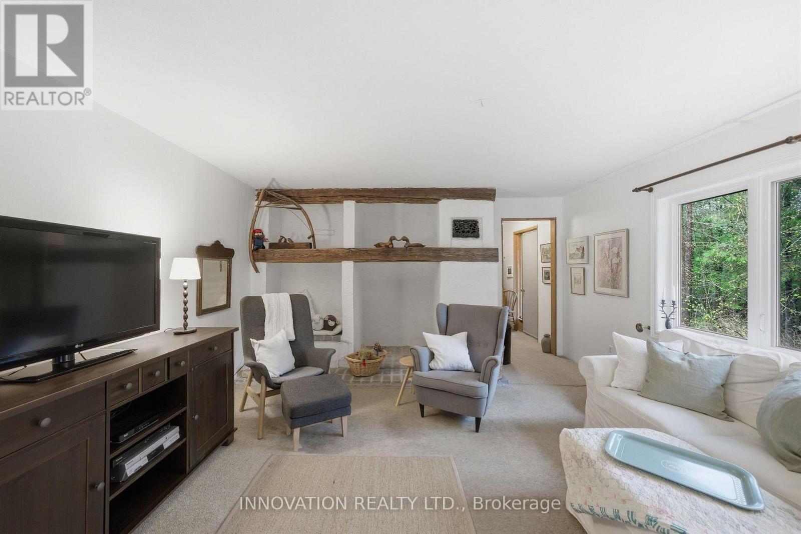 6922 Flewellyn Road, Ottawa, ON - Indoor Photo Showing Living Room