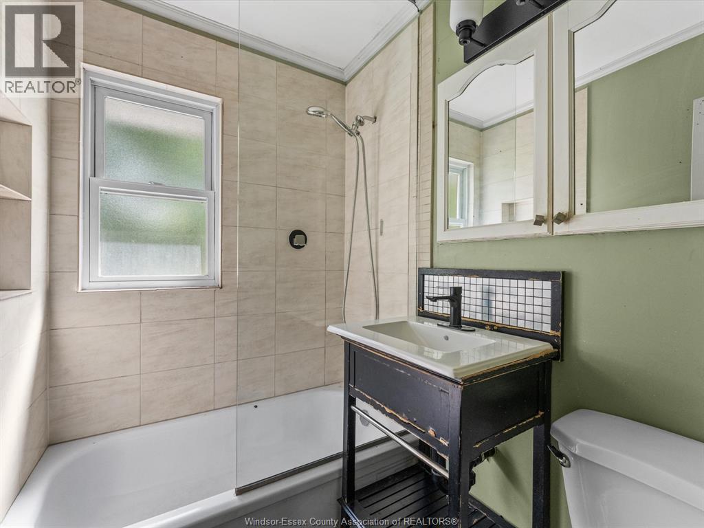 962 Merritt, Windsor, ON - Indoor Photo Showing Bathroom