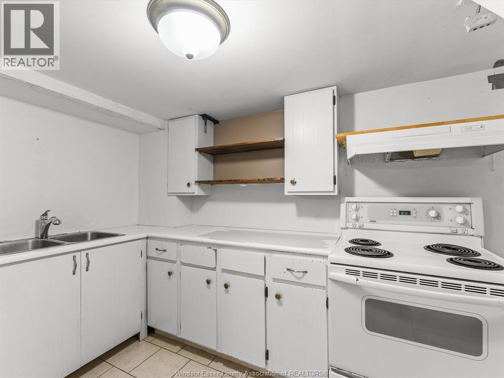 962 Merritt, Windsor, ON - Indoor Photo Showing Kitchen With Double Sink