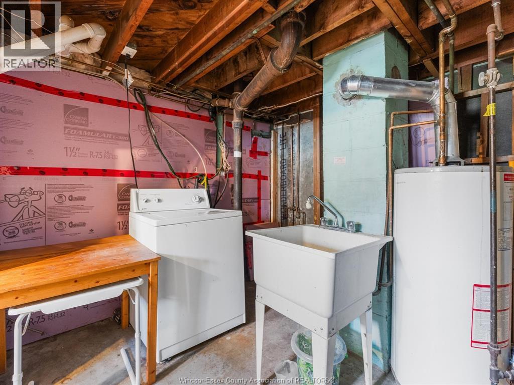 962 Merritt, Windsor, ON - Indoor Photo Showing Laundry Room