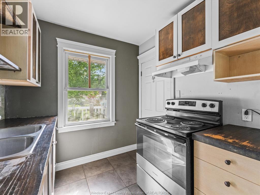 962 Merritt, Windsor, ON - Indoor Photo Showing Kitchen With Double Sink