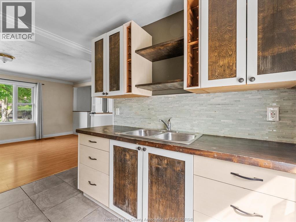 962 Merritt, Windsor, ON - Indoor Photo Showing Kitchen With Double Sink