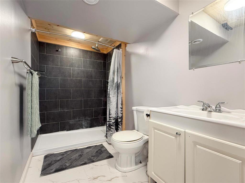 49084 Service Road, Brandon, MB - Indoor Photo Showing Bathroom
