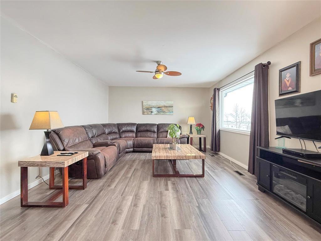 49084 Service Road, Brandon, MB - Indoor Photo Showing Living Room