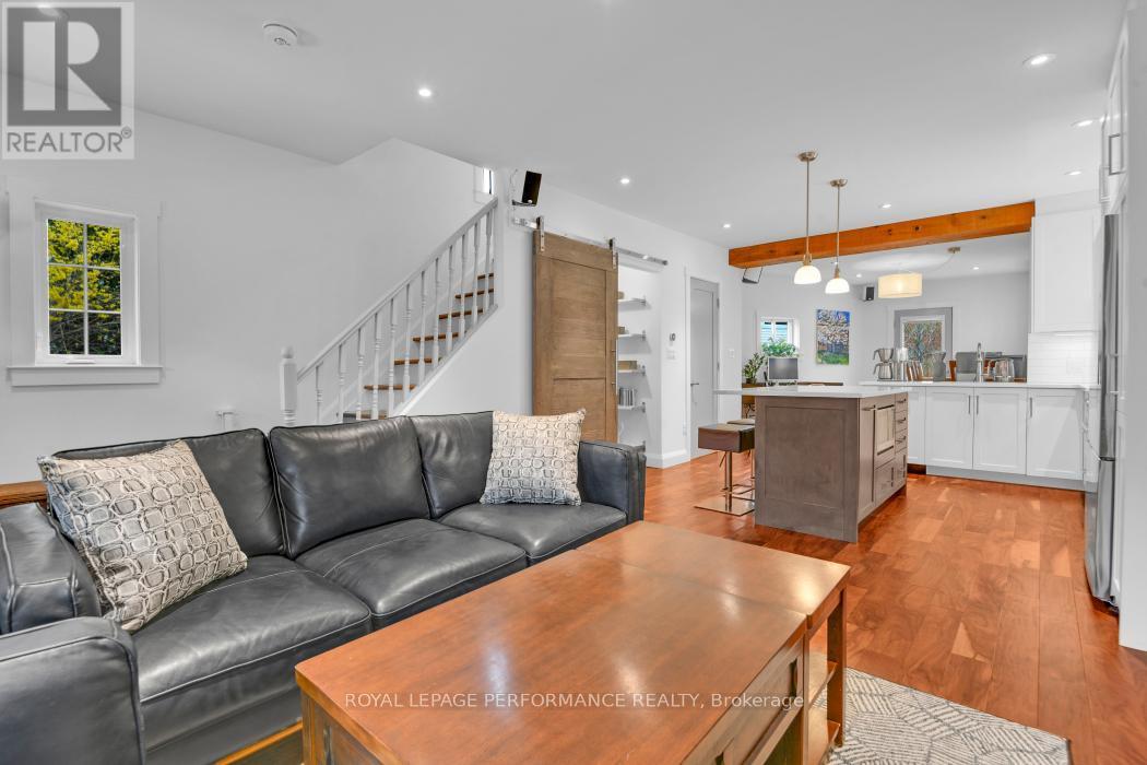 19 Windsor Avenue, Ottawa, ON - Indoor Photo Showing Living Room