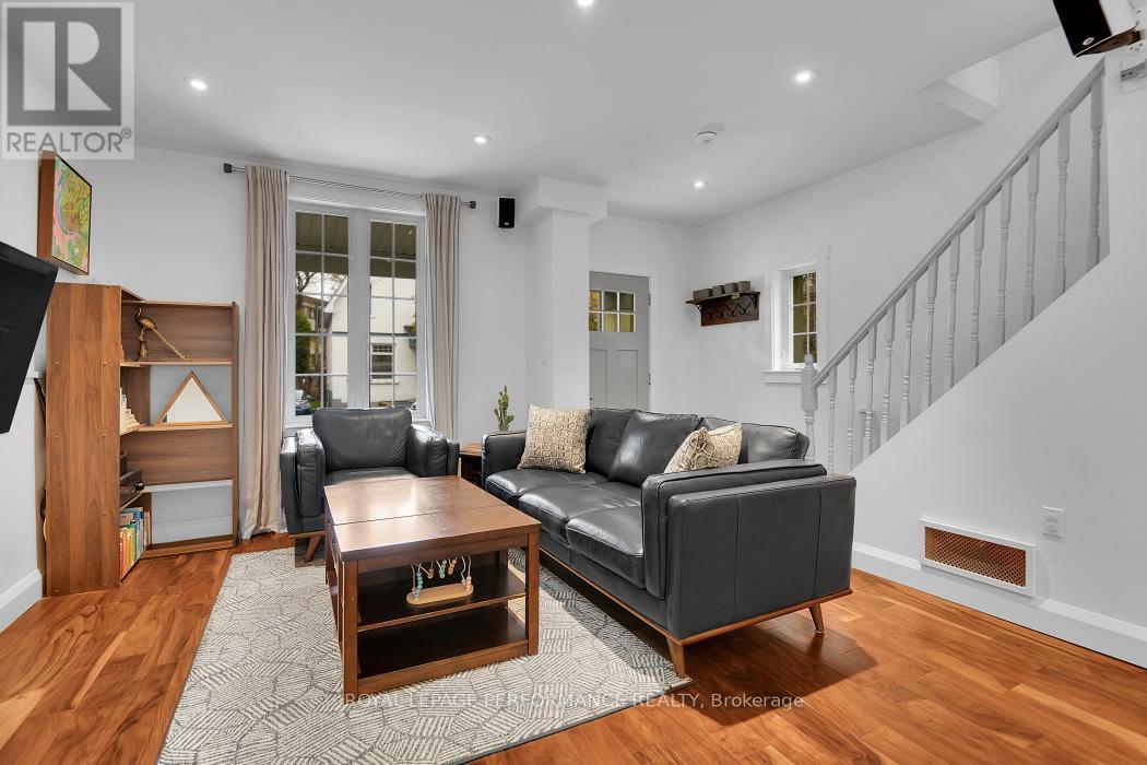 19 Windsor Avenue, Ottawa, ON - Indoor Photo Showing Living Room