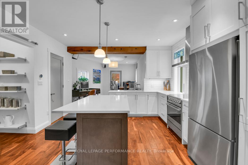 19 Windsor Avenue, Ottawa, ON - Indoor Photo Showing Kitchen With Upgraded Kitchen
