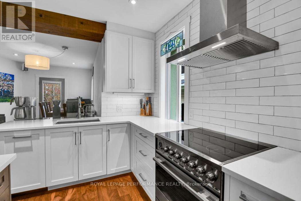 19 Windsor Avenue, Ottawa, ON - Indoor Photo Showing Kitchen With Upgraded Kitchen